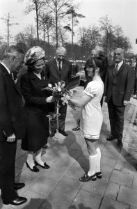 Prinses Beatrix krijgt bloemen aangeboden door turnster Ans van Gerwen, Bestanddeelnr 924-5262