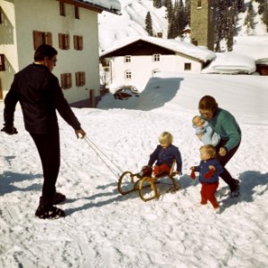 Prinses Beatrix , Prins Claus en kinderen voor wintersport in Lech, Bestanddeelnr 254-8758