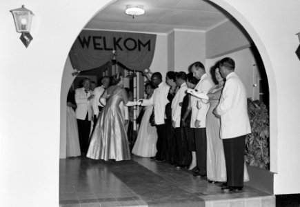 Prinses Beatrix op bezoek op Aruba Tijdens receptie in Caribe club, voorstellen, Bestanddeelnr 909-3485