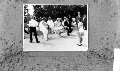 Prinses Beatrix op Curacao, een der leerlingen biedt Prinses bloemen aan, Bestanddeelnr 917-4746