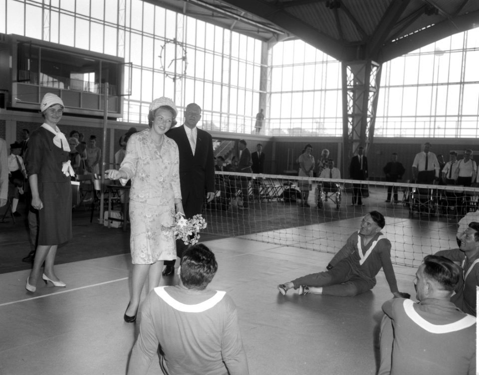 Prinses Beatrix aanwezig in Expohal te Hilversum, bij lustrum Invalide Sportclub, Bestanddeelnr 916-4909