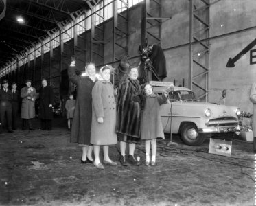 Prinses Beatrix , Prinses Irene , Prinses Marijke en koningin Juliana zwaaien te, Bestanddeelnr 909-2631