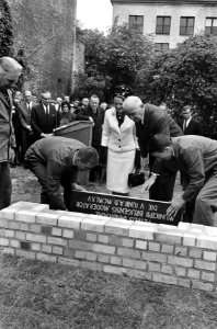 Prinses Beatrix in Brugge, eerste steen gelegd voor de bibliotheek Europacollege, Bestanddeelnr 917-8427