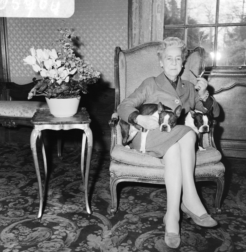 Prinses Armgard, de moeder van prins Bernhard, zittend met twee honden op schoot, Bestanddeelnr 918-5764