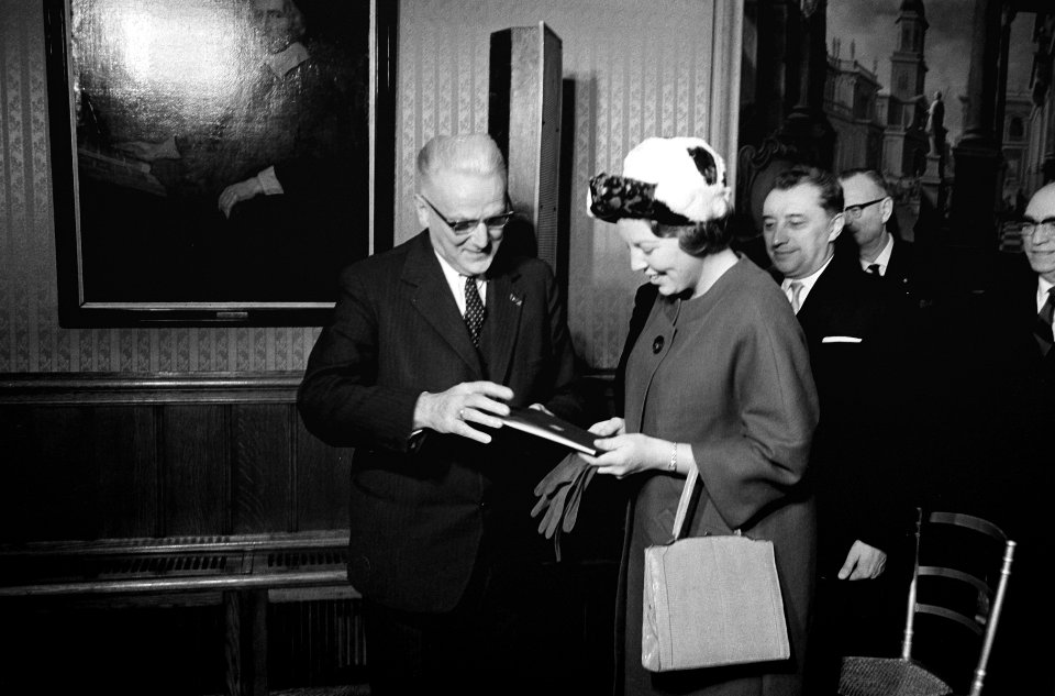 Prinses Beatrix in het Oude Haagse Stadhuis bijeenkomst bijgewoond ter nagedacht, Bestanddeelnr 915-7658