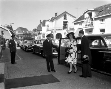 Prinses Beatrix getuige bij het huwelijk van mr C L Baron Harinxma thoe Sloot, Bestanddeelnr 915-2143