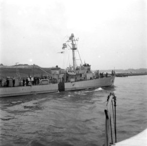 Prinselijk paar in Den Helder. Hr. Ms. Queen Wilhelmina, Bestanddeelnr 902-8180