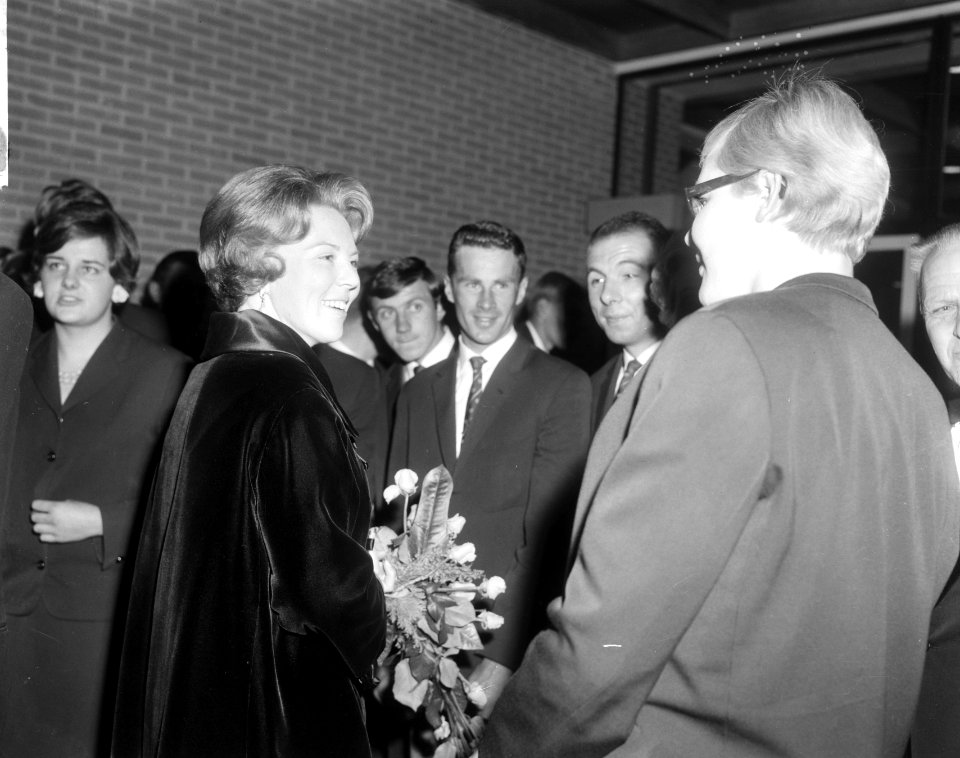 Prinses Beatrix in gesprek met zwemsterAda Kok, Bestanddeelnr 918-3208