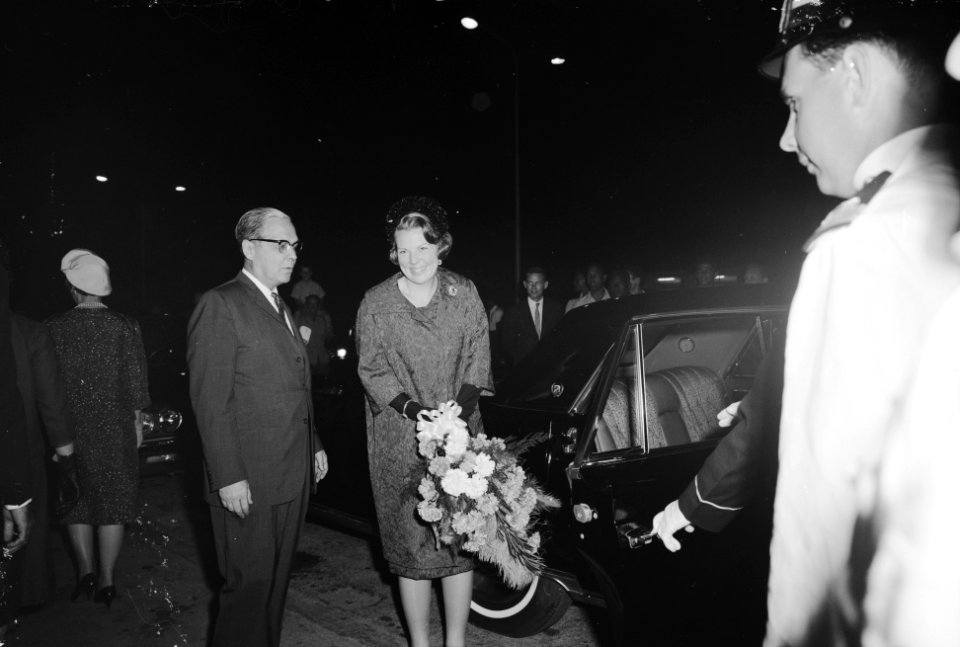 Prinses Beatrix bezoekt de Nederlandse Antillen , de Prinses verwelkomd met bloe, Bestanddeelnr 917-4657
