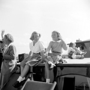Prinses Beatrix, prinses Irene en prinses Juliana kijken naar voorbij varende sc, Bestanddeelnr 255-7629