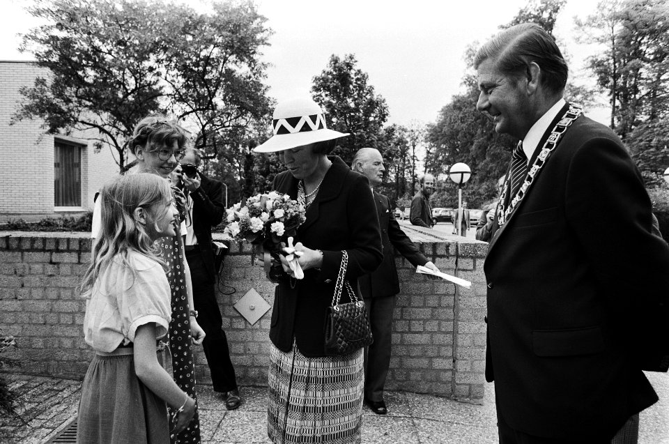 Prinses Beatrix ontvangt bloemen, rechts burgemeester HJ Eijsink, Bestanddeelnr 930-2806