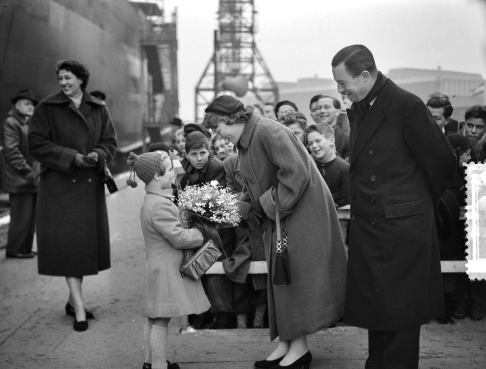 Prinses Beatrix ontvangt bloemen tijdens haar bezoek aan de Nederlandse Dok- en , Bestanddeelnr 906-9436