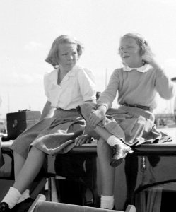 Prinses Beatrix, prinses Irene en prinses Juliana kijken naar voorbij varende sc, Bestanddeelnr 255-7629 (crop)