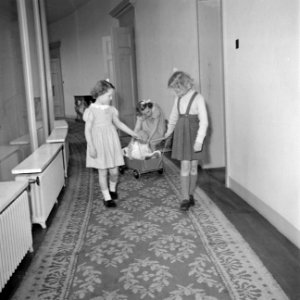 Prinses Beatrix, prinses Irene en een vriendinnetje lopen met prinses Christina , Bestanddeelnr 255-7745