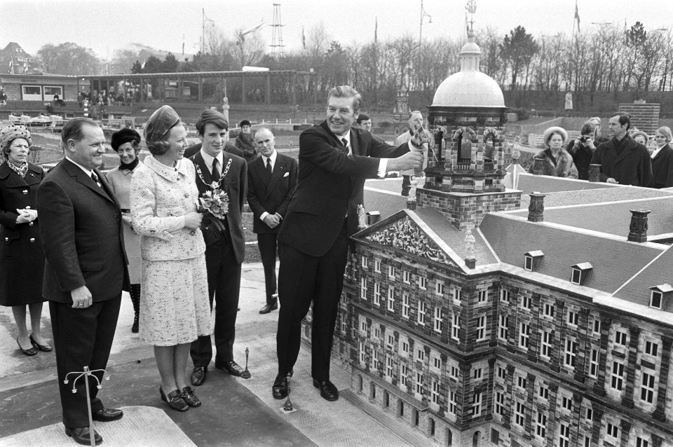 Prinses Beatrix bekijkt een model van het Paleis op de Dam, Bestanddeelnr 924-4096