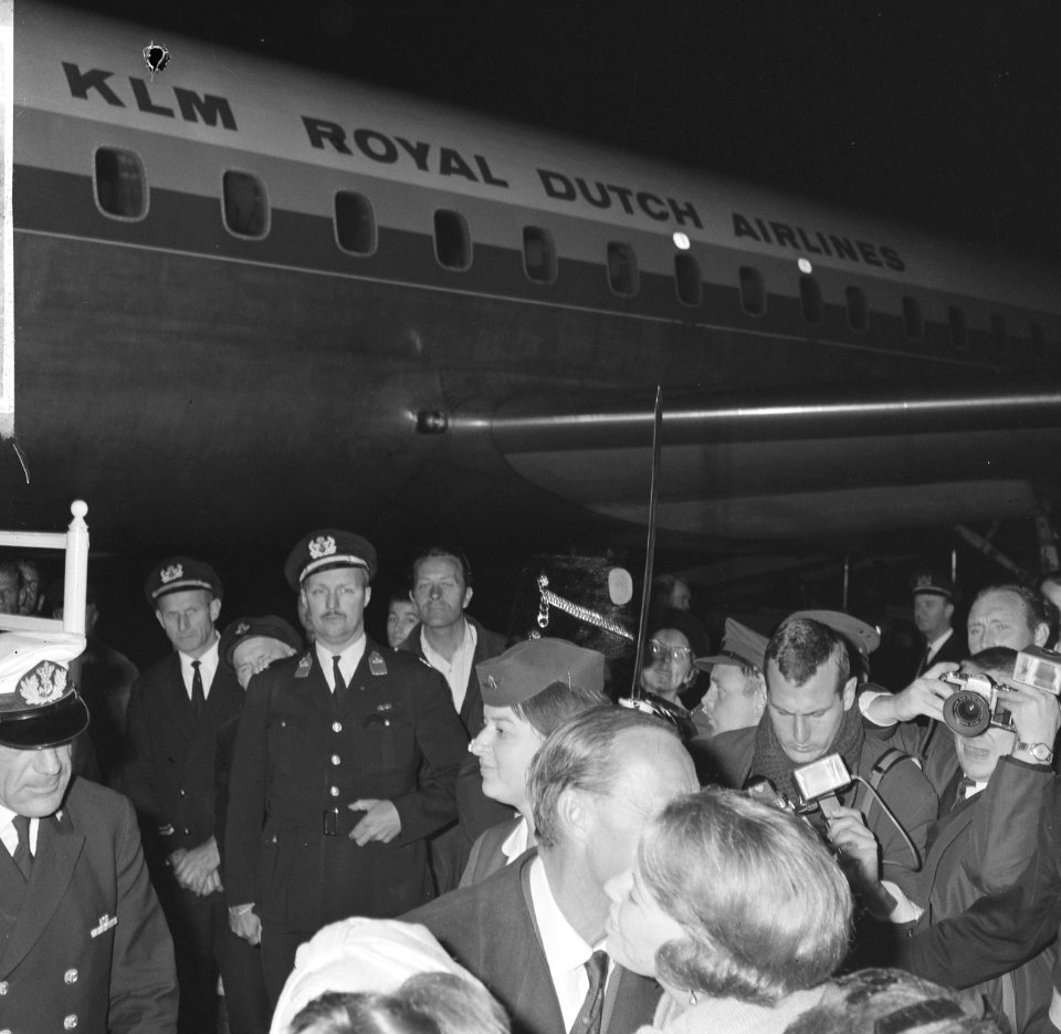 Prinses Beatrix begroet haar vader prins Bernhard, Bestanddeelnr 918-3236