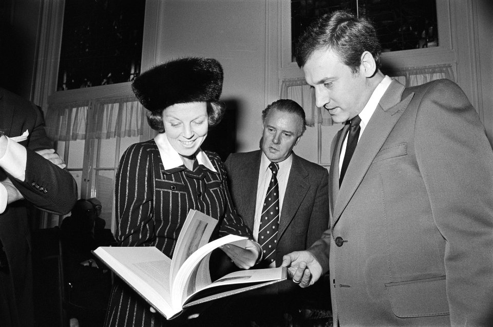 Prinses Beatrix ontvangt boek Maritieme Geschiedenis der Nederlanden van heer , Bestanddeelnr 928-9159
