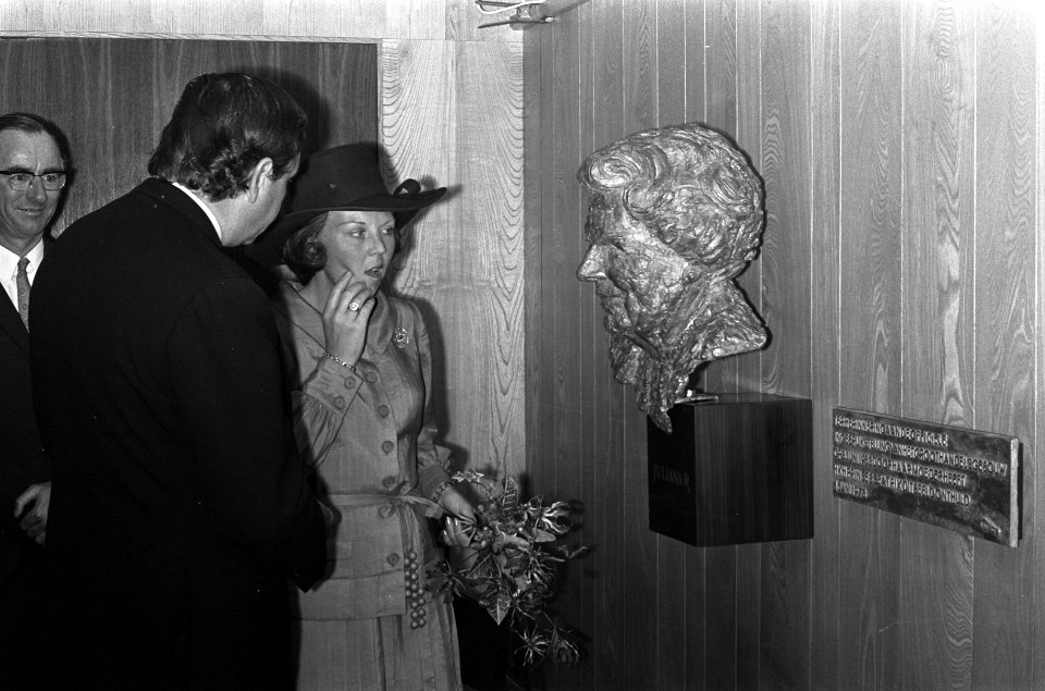 Prinses Beatrix onthult buste in brons van koningin Juliana in het Groothandelsg, Bestanddeelnr 926-4507