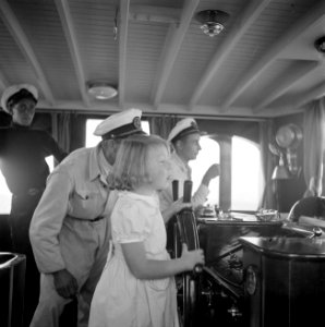Prinses Beatrix aan het stuurwiel in de stuurhut, Bestanddeelnr 255-7583