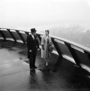 Prinses Beatrix bezichtigt de Euromast, links de directeur van de Euromast, de h, Bestanddeelnr 911-1228