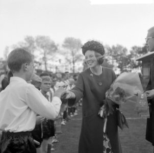 Prinses Beatrix bezocht sluitingsdag van De Zwaluwen, Jeugdactie polio te Den Ha, Bestanddeelnr 916-9632