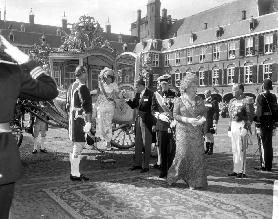 Prinses Beatrix, prins Claus, koningin Juliana en prins Bernhard bij aankomst bi, Bestanddeelnr 919-5770