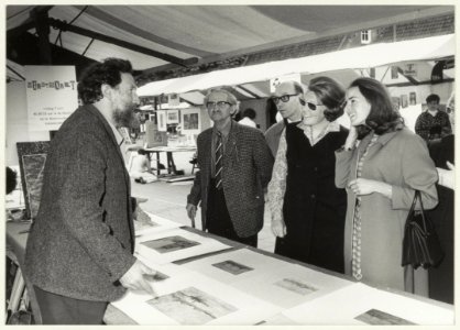 Prinses Beatrix bezoekt de kraam van Poppe Damave op de kunstmarkt in de Doelen. NL-HlmNHA 54023742