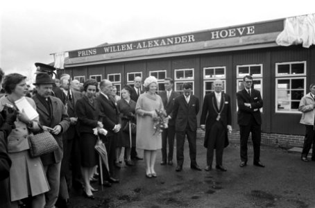 Prinses Beatrix in Drenthe opende vakantiecentrum prins Willem Alexander in Rode, Bestanddeelnr 921-3329