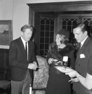 Prinses Beatrix, prins Claus en Danny Kaye na afloop van de Unicef Tv-uitzending, Bestanddeelnr 919-8139