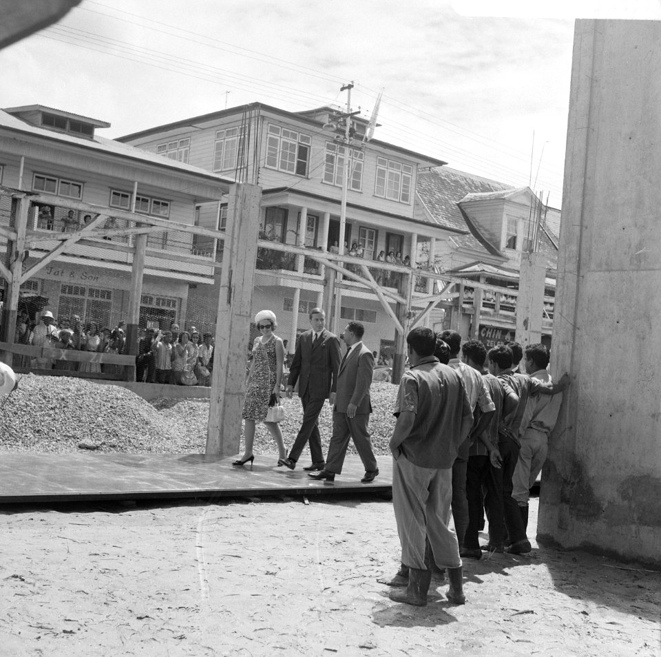 Prinselijk paar in Suriname, bezoek aan het in aanbouw zijnde marktproject, Bestanddeelnr 919-3482