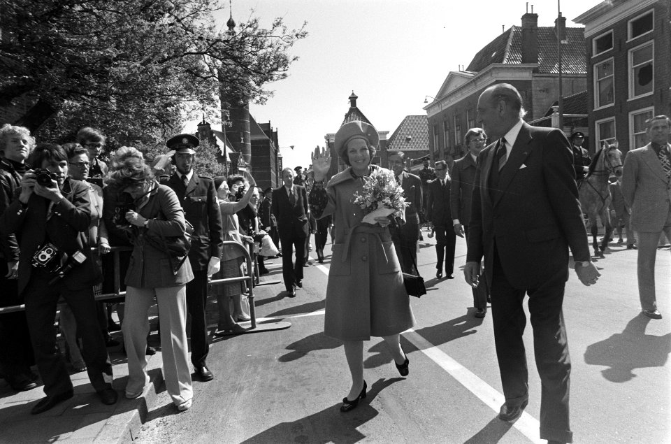Prinses Beatrix begroet tijdens een wandeling het publiek, Bestanddeelnr 927-9528