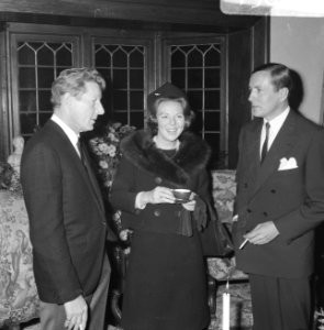 Prinses Beatrix, prins Claus en Danny Kaye na afloop van de Unicef Tv-uitzending, Bestanddeelnr 919-8145