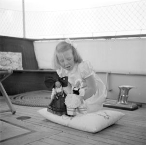 Prinses Beatrix aan dek met poppen in Franse klederdracht in haar armen, Bestanddeelnr 255-7588