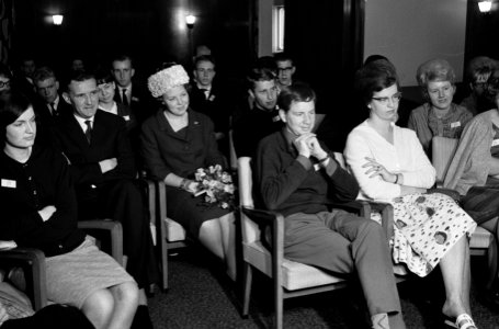 Prinses Beatrix op Jeugdfestival in Rotterdam Prinses Beatrix temidden van de l, Bestanddeelnr 915-1717