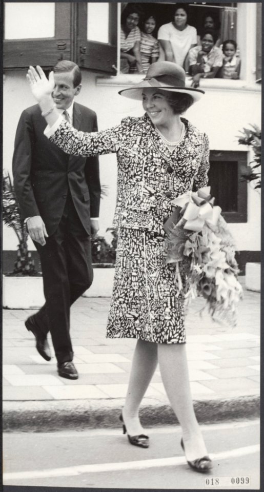 Prinselijk paar in Suriname. Prinses Beatrix en prins Claus verlaten het Staten , Bestanddeelnr 018-0099