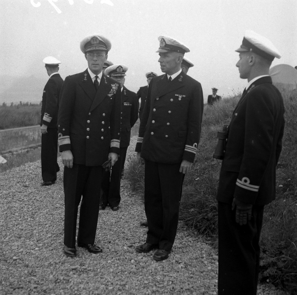 Prinselijk paar in Den Helder. Prins Bernhard bezoekt Argis in gezelschap van de, Bestanddeelnr 902-8193