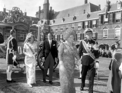 Prinses Beatrix, prins Claus, koningin Juliana en prins Bernhard bij aankomst bi, Bestanddeelnr 919-5769