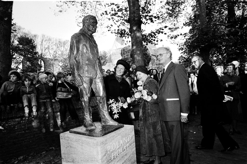 Prinses Beatri, mevrouw Andriessen en oud-burgemeeester Lo de Ruijter bij het be, Bestanddeelnr 930-5047