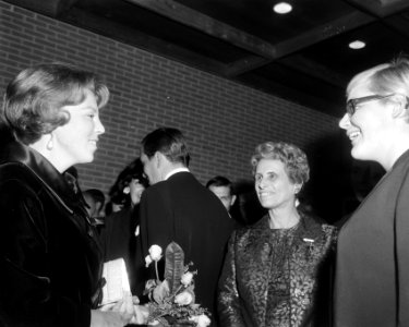 Prinses Beatrix in gesprek met zwemsterAda Kok, Bestanddeelnr 918-3209