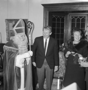 Prinses Beatrix, prins Claus, Danny Kaye en Sinterklaas na afloop van de Unicef , Bestanddeelnr 919-8138