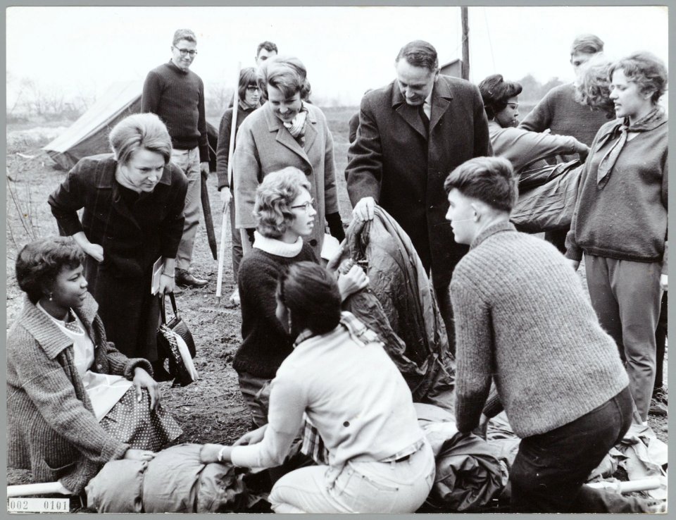 Prinses Beatrix en prinses Irene als leden Raad van Advies Stichting Zilveren Je, Bestanddeelnr 002-0101