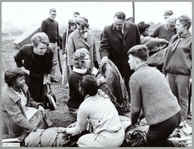 Prinses Beatrix en prinses Irene als leden Raad van Advies Stichting Zilveren Je, Bestanddeelnr 002-0101