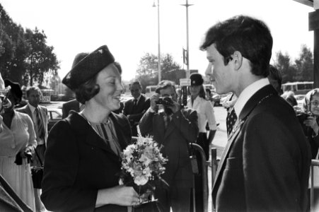 Prinses Beatrix in gesprek met de burgemeester van Madurodam, Bestanddeelnr 930-4291