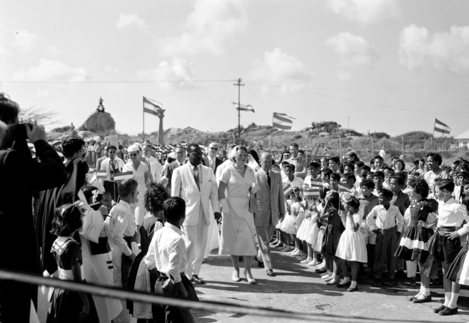 Prinses Beatrix op bezoek op Aruba Te Santa Cruz waar huishoudschool geopend za, Bestanddeelnr 909-3486
