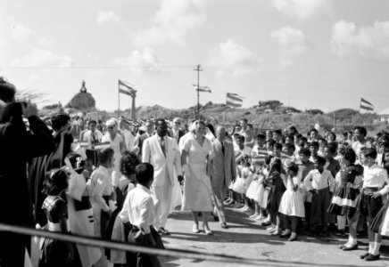 Prinses Beatrix op bezoek op Aruba Te Santa Cruz waar huishoudschool geopend za, Bestanddeelnr 909-3486
