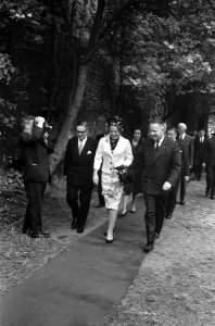 Prinses Beatrix in Brugge, eerste steen gelegd voor de bibliotheek Europacollege, Bestanddeelnr 917-8425