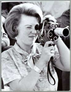 Prinses Beatrix filmt tijdens de Olympische Spelen in Tokio, Bestanddeelnr 002-0086