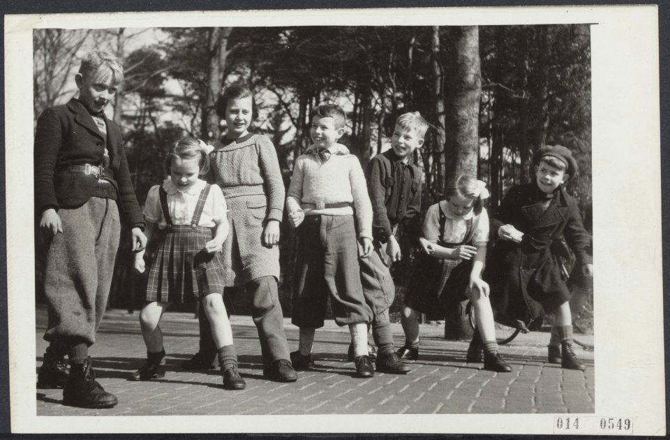 Prinses Beatrix en prinses Irene samen met andere kinderen van Kindergemeenschap, Bestanddeelnr 014-0549