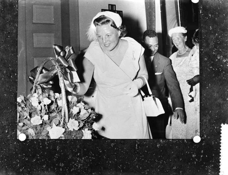 Prinses Beatrix bekijkt verschillende bloemstukken, Bestanddeelnr 909-3605