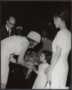 Prinselijk paar in Suriname. Op het vliegveld Zanderij werden aan prinses Beatri, Bestanddeelnr 018-0101